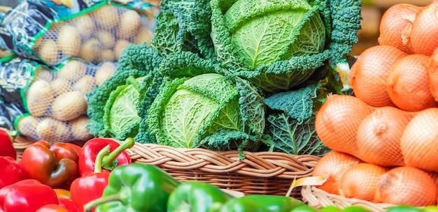 Puestos de mercado con verduras y frutas. Enfoque selectivo.