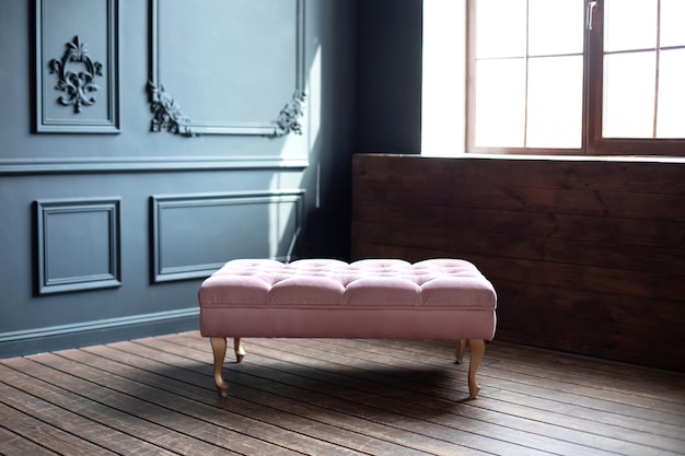 Pufe rosa em um interior moderno, um elegante pufe de veludo em estilo loft na sala de estar interior