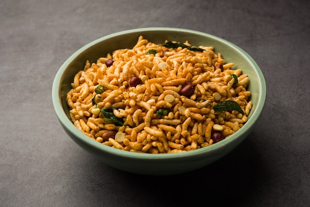 Puffed Rice Chivda ist ein herzhaftes und würziges Bhel-Produkt, das aus Murmura, indischem Essen, hergestellt wird