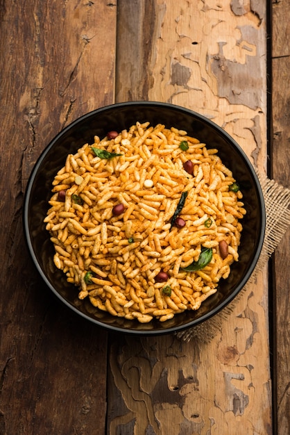 Puffed Rice Chivda ist ein herzhaftes und würziges Bhel-Produkt, das aus Murmura, indischem Essen, hergestellt wird