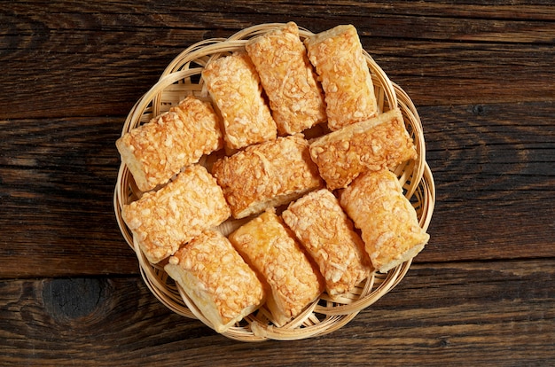 Puffkekse mit Käse auf dem Holztisch