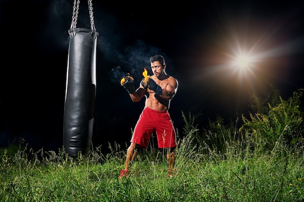 Pugilista profissional exercício em luvas de boxe