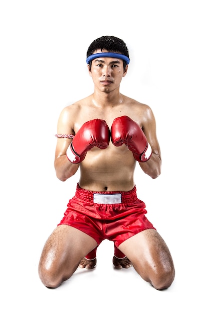 Foto pugilista tailandês com ação de boxe tailandês, isolado no fundo branco
