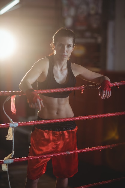 Pugilistas femininos em pé no ringue de boxe