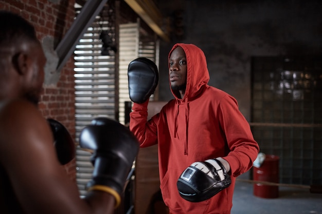 Pugilistas profissionais no ginásio