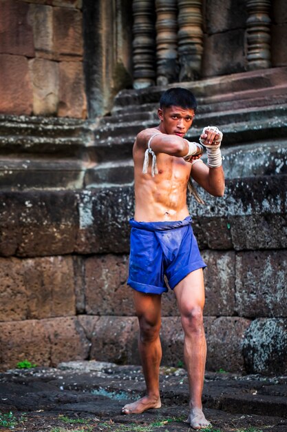 Pugilistas tailandeses têm um estilo de luta forte e o fundo é um antigo castelo.