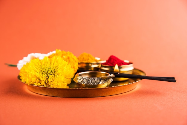 Foto puja o pooja thali para adorar a dios en la religión hindú