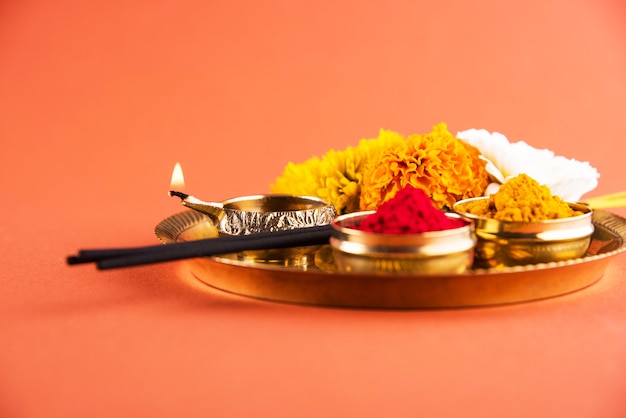 Foto puja oder pooja thali für die anbetung gottes in der hinduistischen religion