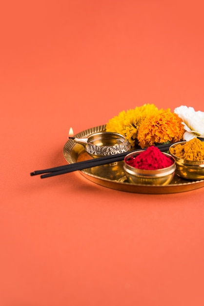 Puja ou Pooja thali por adorar a Deus na religião hindu