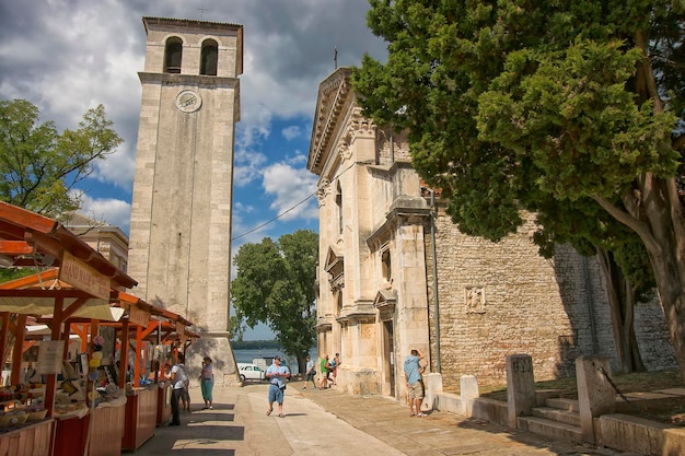 Pula, Croacia - 29 de agosto de 2013: Mercadillo de la ciudad de Pula cerca de la catedral y el campanario en verano