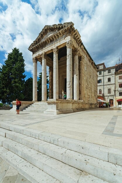 Pula, Croacia - 29 de agosto de 2013: Templo de Augusto en la plaza del Foro en Pula, Croacia