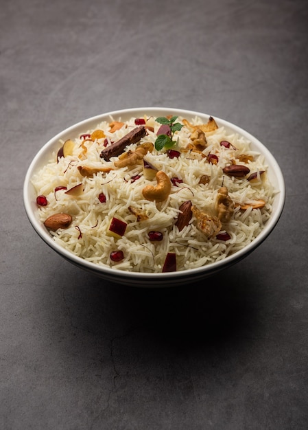 Pulao de Cachemira hecho de arroz basmati cocido con especias y aromatizado con azafrán y frutos secos