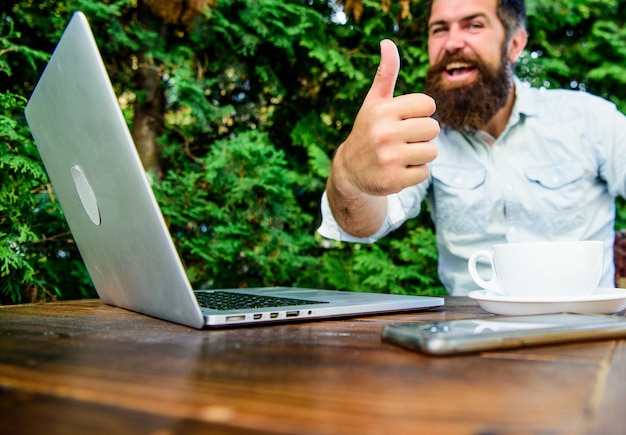 Pulgar arriba brutal hipster barbudo en el descanso para tomar café oficinista Exitoso hombre de negocios ágil negocio Éxito empresarial trato perfecto hombre feliz trabajando en la computadora portátil Bienvenido a bordo