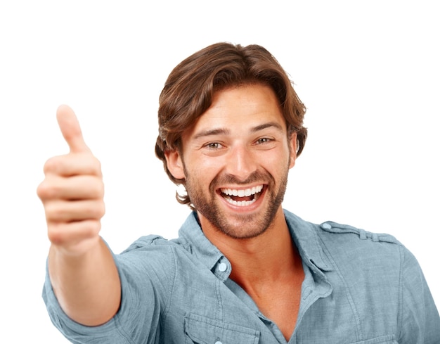 Foto pulgar arriba ok y hombre con retrato de sonrisa con signo de mano sí y gracias con comentarios sobre fondo blanco acuerdo de hombre feliz y éxito con motivación para el ganador y voto en retrato