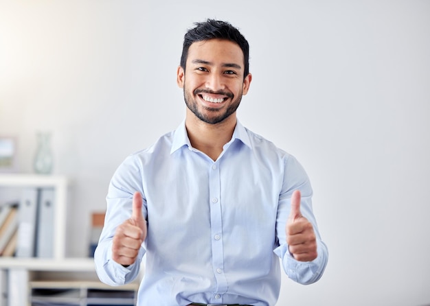 Foto pulgares arriba éxito en el trabajo y hombre de negocios en apoyo de la gestión de la empresa nueva gracias en el cargo y feliz con el objetivo corporativo retrato de trabajador asiático con signo de mano de acuerdo para carrera