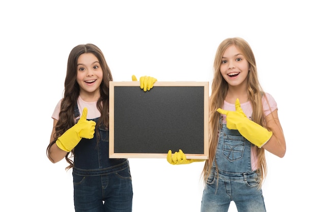 Pulgares arriba para aquellos que están de servicio Colegialas señalando una pizarra ordenada Niñas pequeñas totalmente dedicadas a su deber escolar Deber de los alumnos Tener acceso a la educación y el espacio de copia de deber de aprendizaje