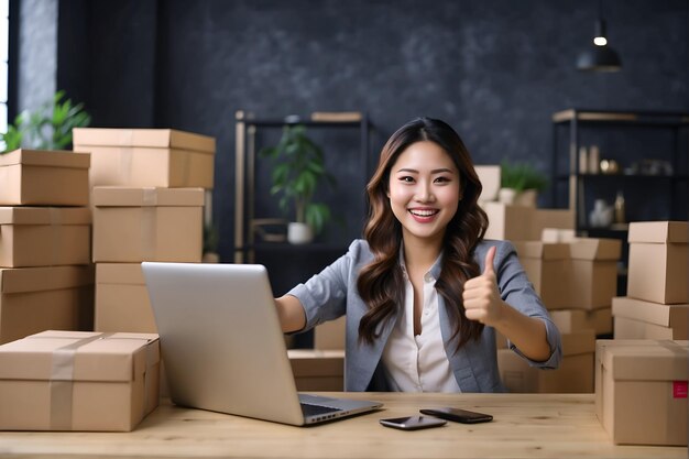 Foto los pulgares hacia arriba de sonriente feliz joven empresaria asiática se siente emocionado por el éxito de ventas entre las cajas