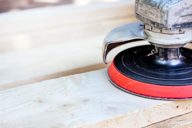 Pulido de madera. amoladora de madera