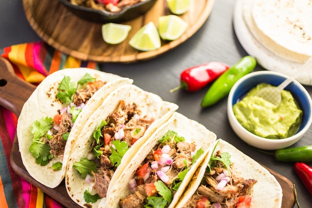 Pulled Pork Carnitas mit Pico de Gallo auf einer Mehltortilla.