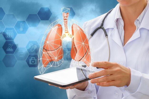 Pulmones humanos en una pantalla virtual frente al médico