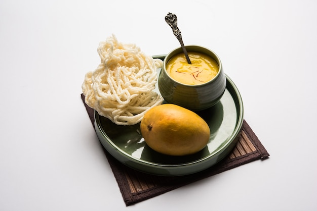 Pulpa de mango Aam Ras o Alphonso con kurdai, que es un plato frito elaborado con trigo o gehu. enfoque selectivo