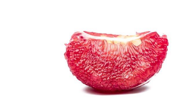 Pulpa de pomelo roja con semillas aisladas sobre fondo blanco con camino de corte Tailandia Siam rubí pomelo fruta Fuente natural de vitamina C antioxidantes y potasio Alimento saludable para ralentizar el envejecimiento