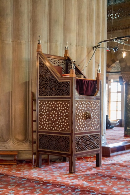 Púlpito de sermón minbar de madera de la época otomana