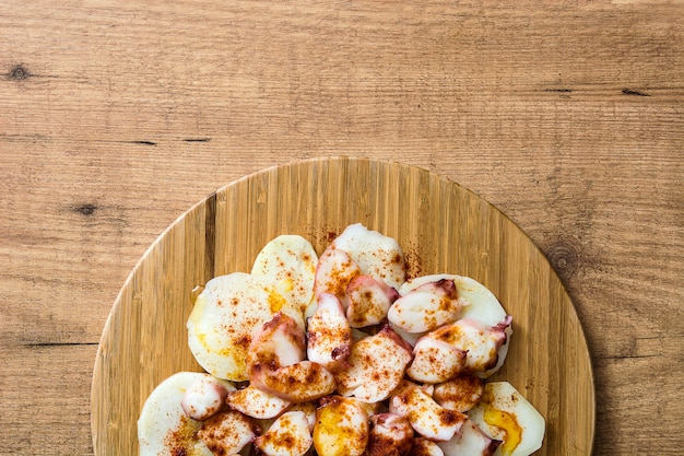 Pulpo a la Gallega Galizischer Tintenfisch auf Holz