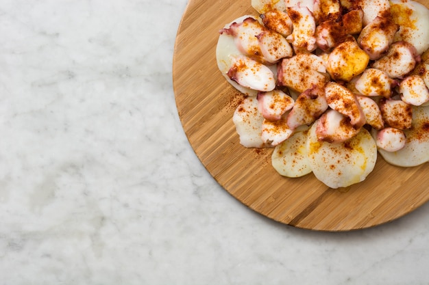 Pulpo a la Gallega Galizischer Tintenfisch auf weißem Marmor Typisches spanisches Essen