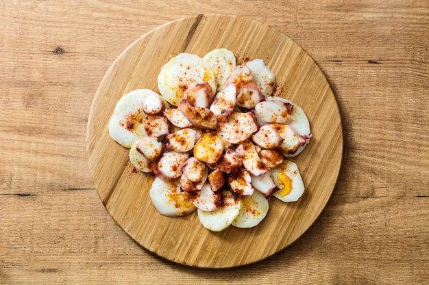 Pulpo a la gallega Polvo galego em madeira