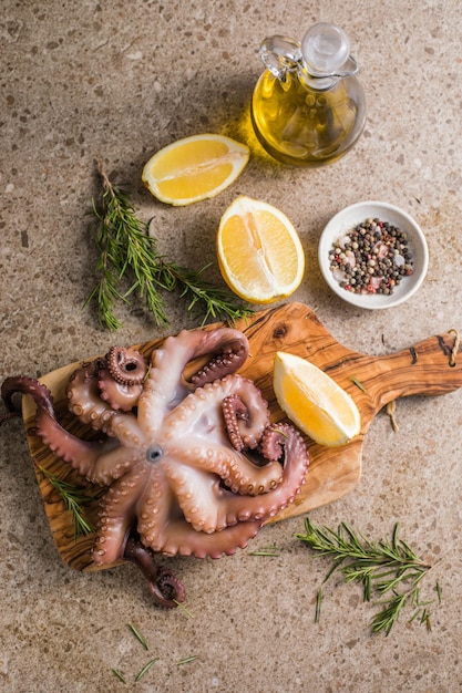 Pulpo cocinado con hierbas picadas servido en una tabla