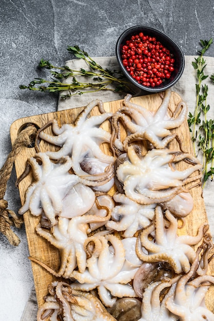 Pulpo crudo en una bandeja de madera