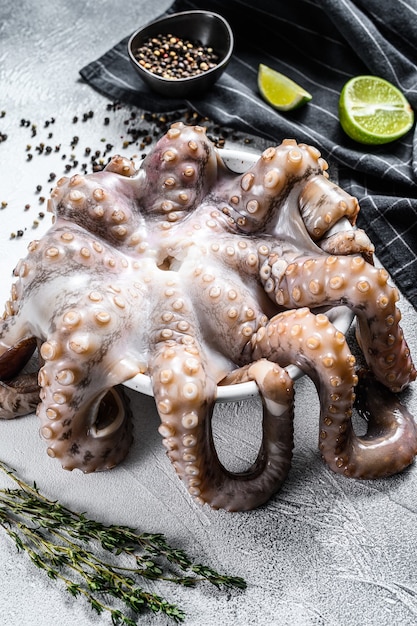 Pulpo crudo fresco sobre una mesa