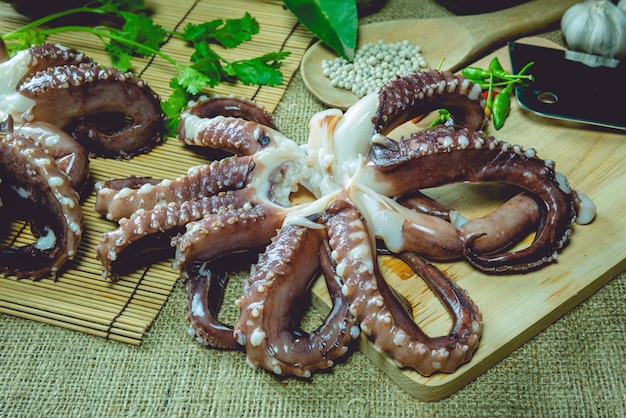 Foto pulpo crudo listo para cocinar