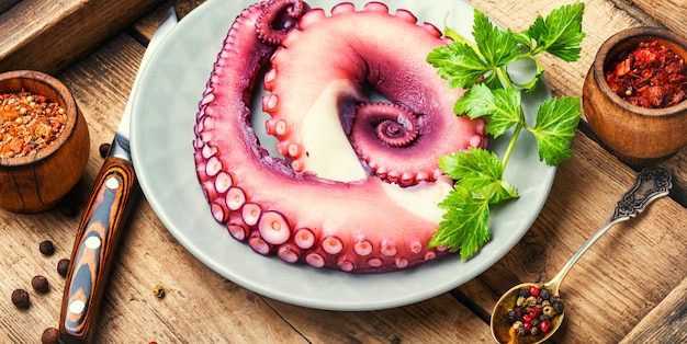 Pulpo crudo en mesa de madera