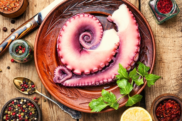 Pulpo crudo en mesa de madera