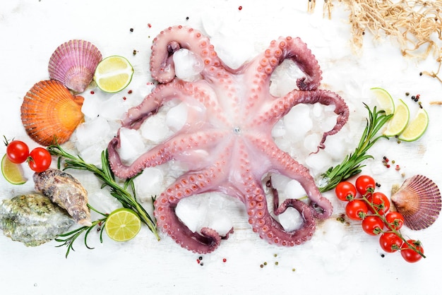 Pulpo con especias en una mesa de madera blanca Mariscos Espacio libre para su texto plano