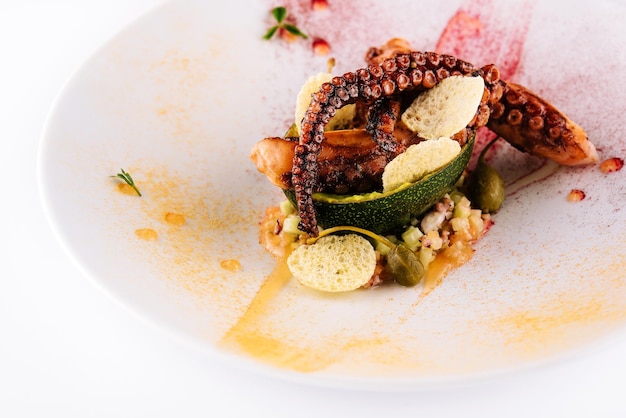 Pulpo frito con aguacate en placa