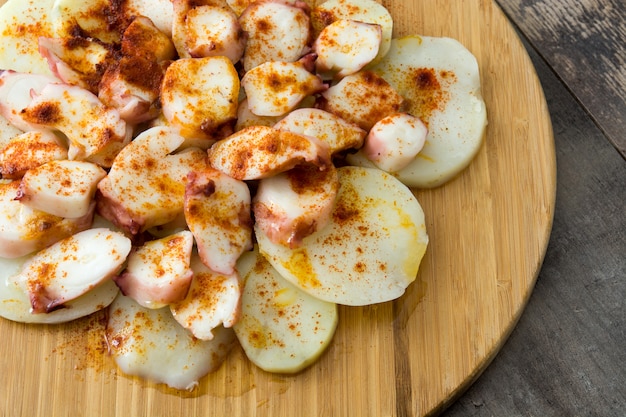 Pulpo a la gallega sobre madera Comida típica española