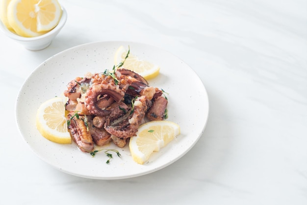 pulpo o calamar a la plancha con salsa de mantequilla de limón y tomillo