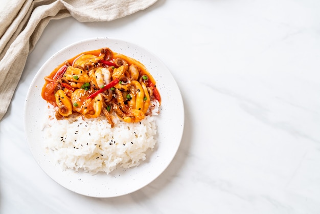 pulpo o calamar salteado y pasta picante coreana (osam bulgogi) con arroz