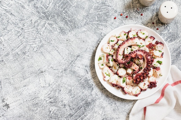 Pulpo picado hervido sobre una mesa de hormigón