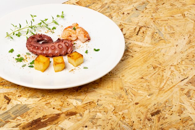 Pulpo a la plancha sobre plato blanco