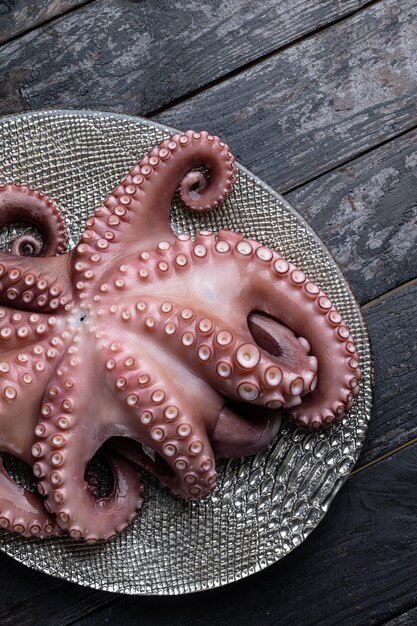 Foto un pulpo en un plato con un anillo de metal alrededor.