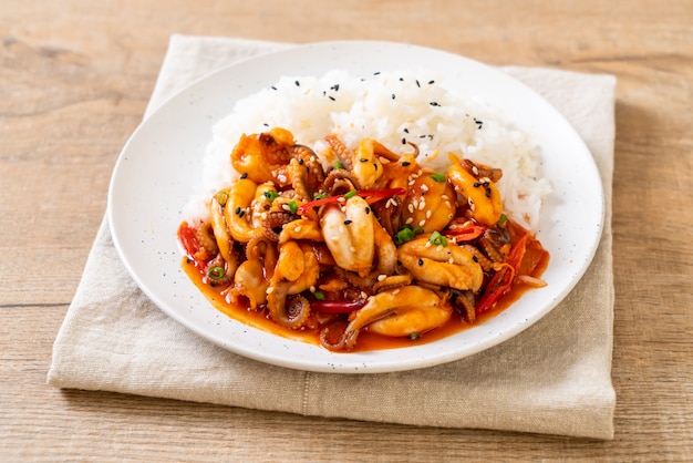 Pulpo salteado o calamar y pasta picante coreana (osam bulgogi) con arroz