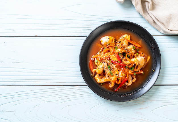 Pulpo salteado o calamar con pasta picante coreana (osam bulgogi)