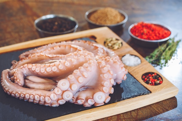 Pulpo sobre la mesa de un restaurante