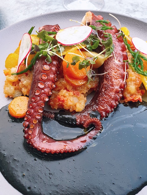 Pulpo con verduras con tinta de sepia