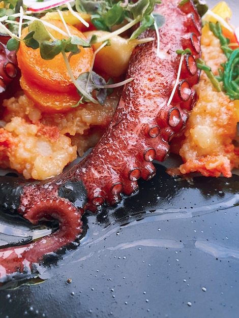 Pulpo con verduras con tinta de sepia