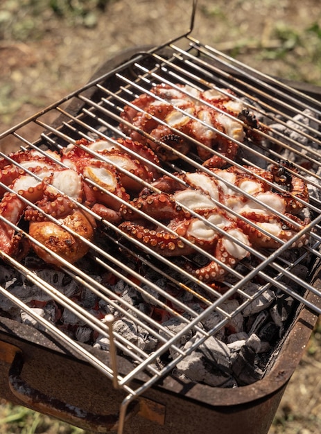 Pulpos frescos a la parrilla de carbón Italia Cocina tradicional mediterránea